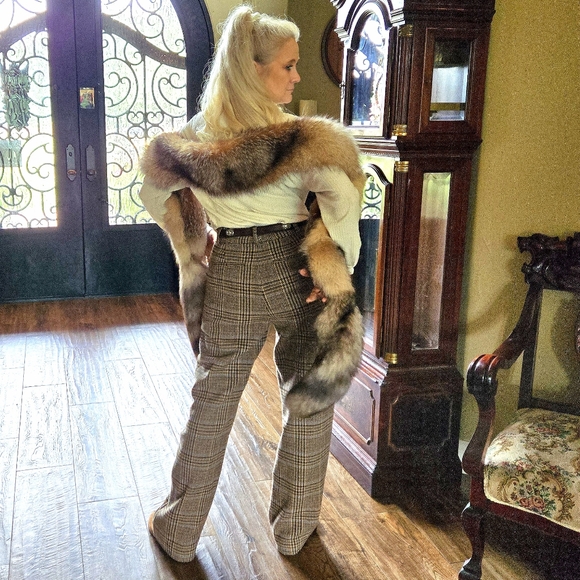 Crystal Fox Fur Boa Wrap in Original Box - Picture 14 of 17